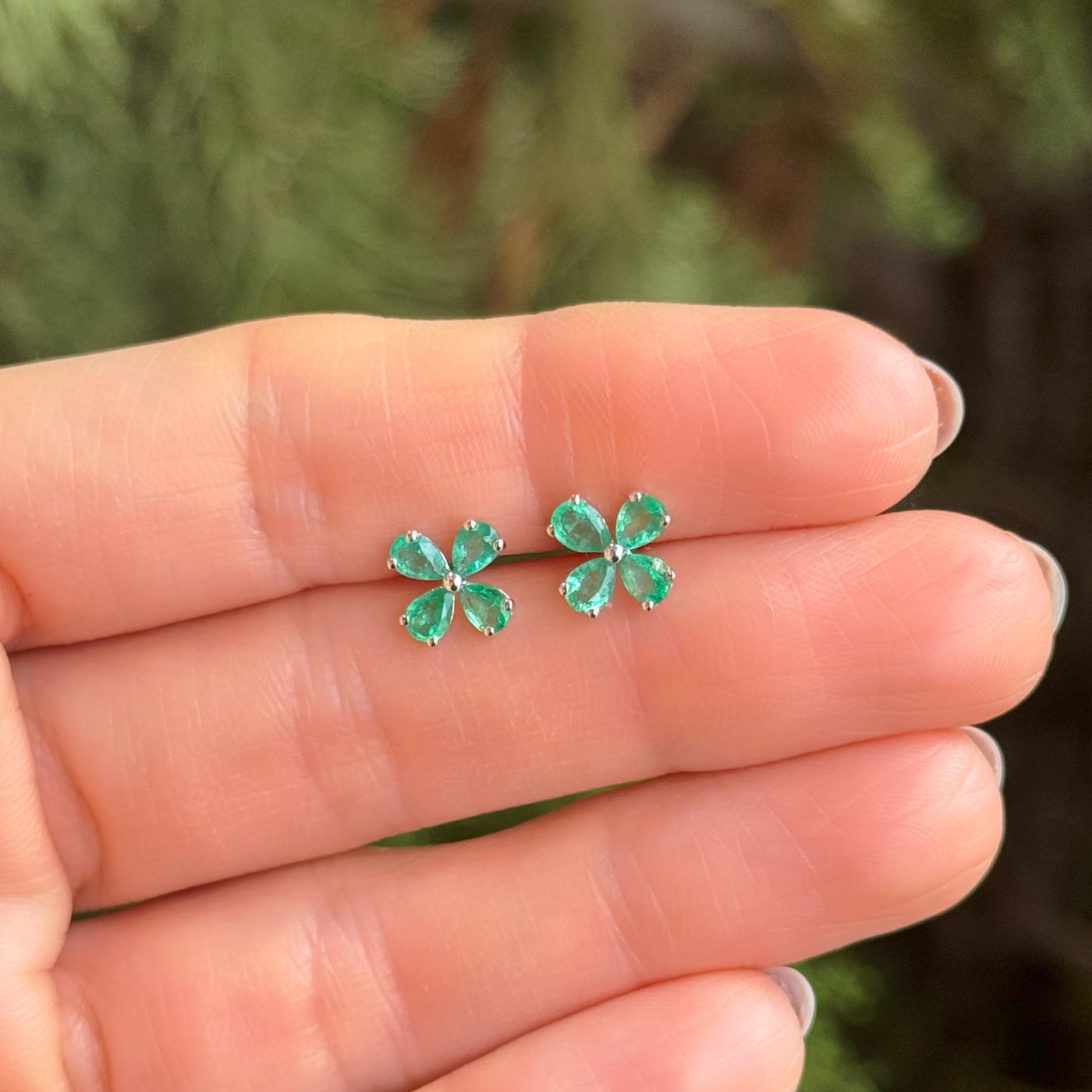 Brinco Emerald Petal Stud