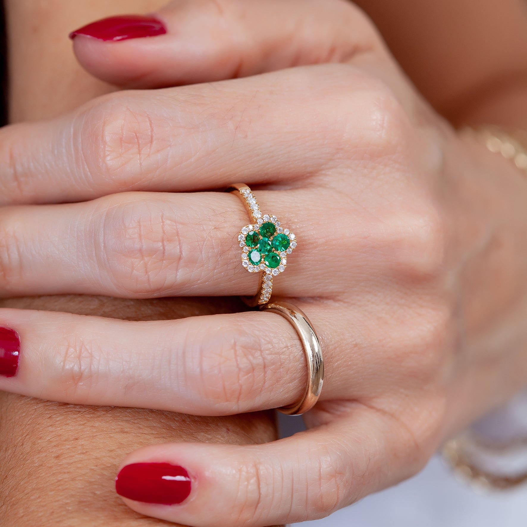 Anel trevo com esmeraldas e diamantes