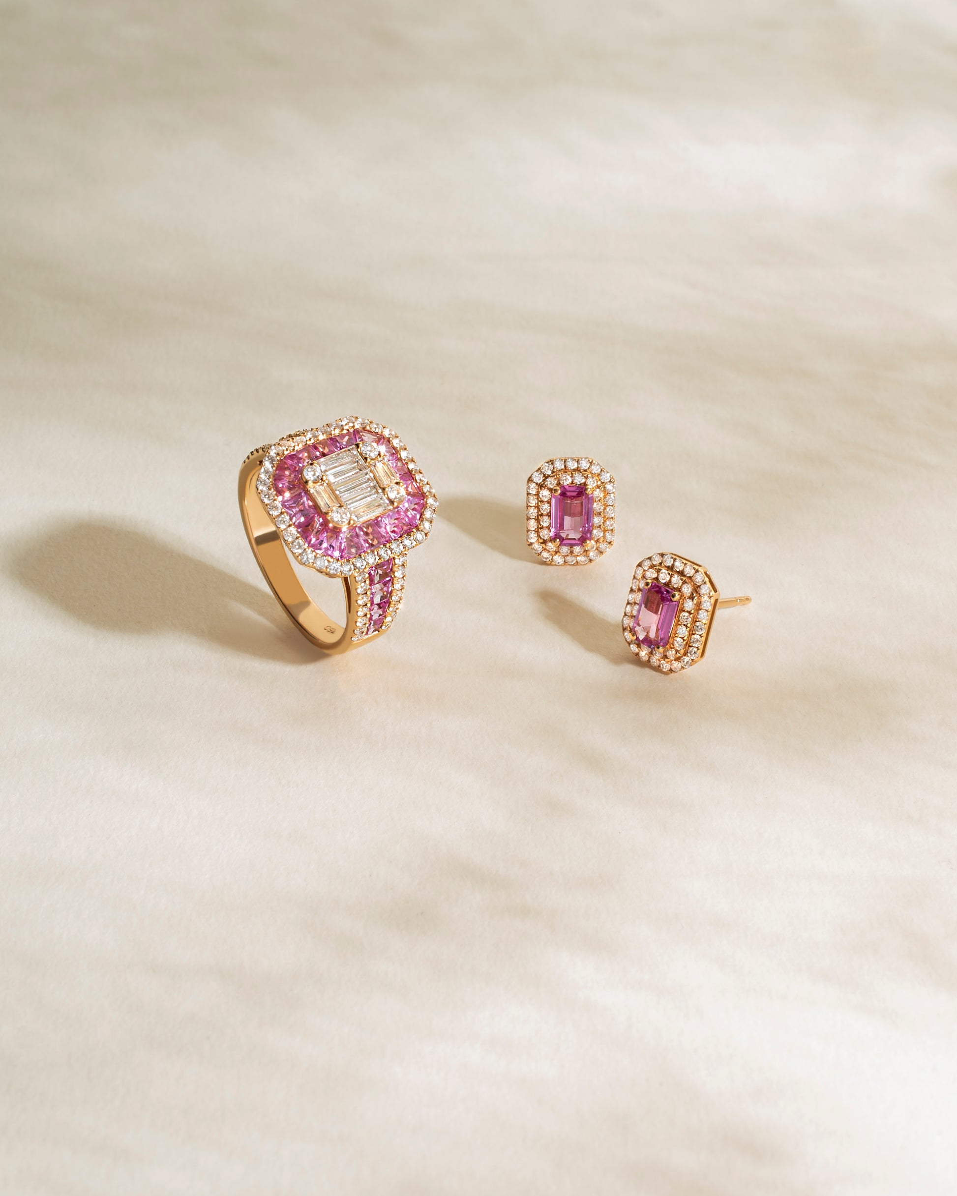 Anel com safiras rosas e diamantes