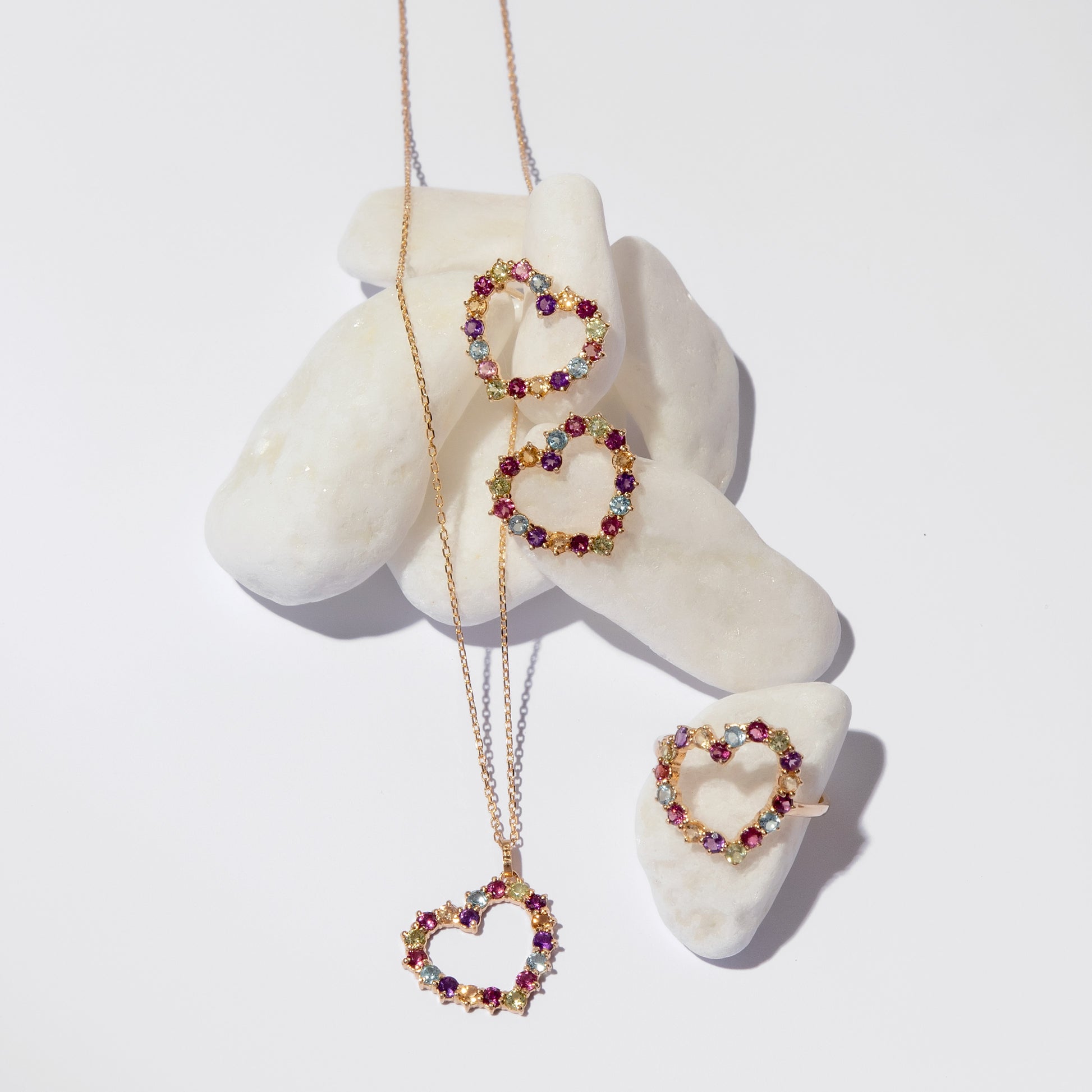 Colar coração com pedras coloridas