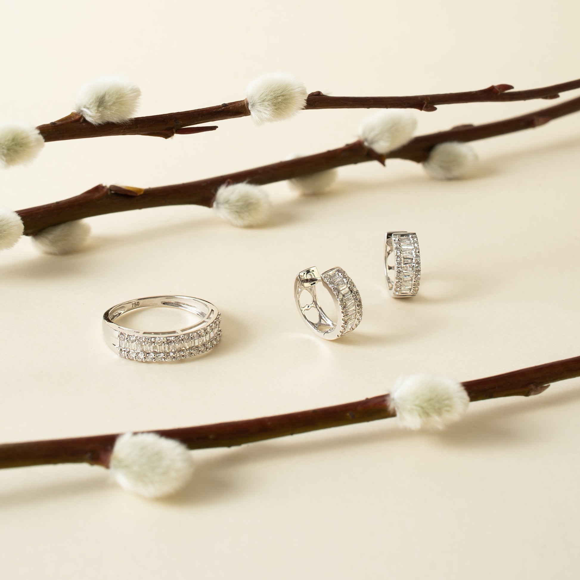 Meia aliança com diamantes