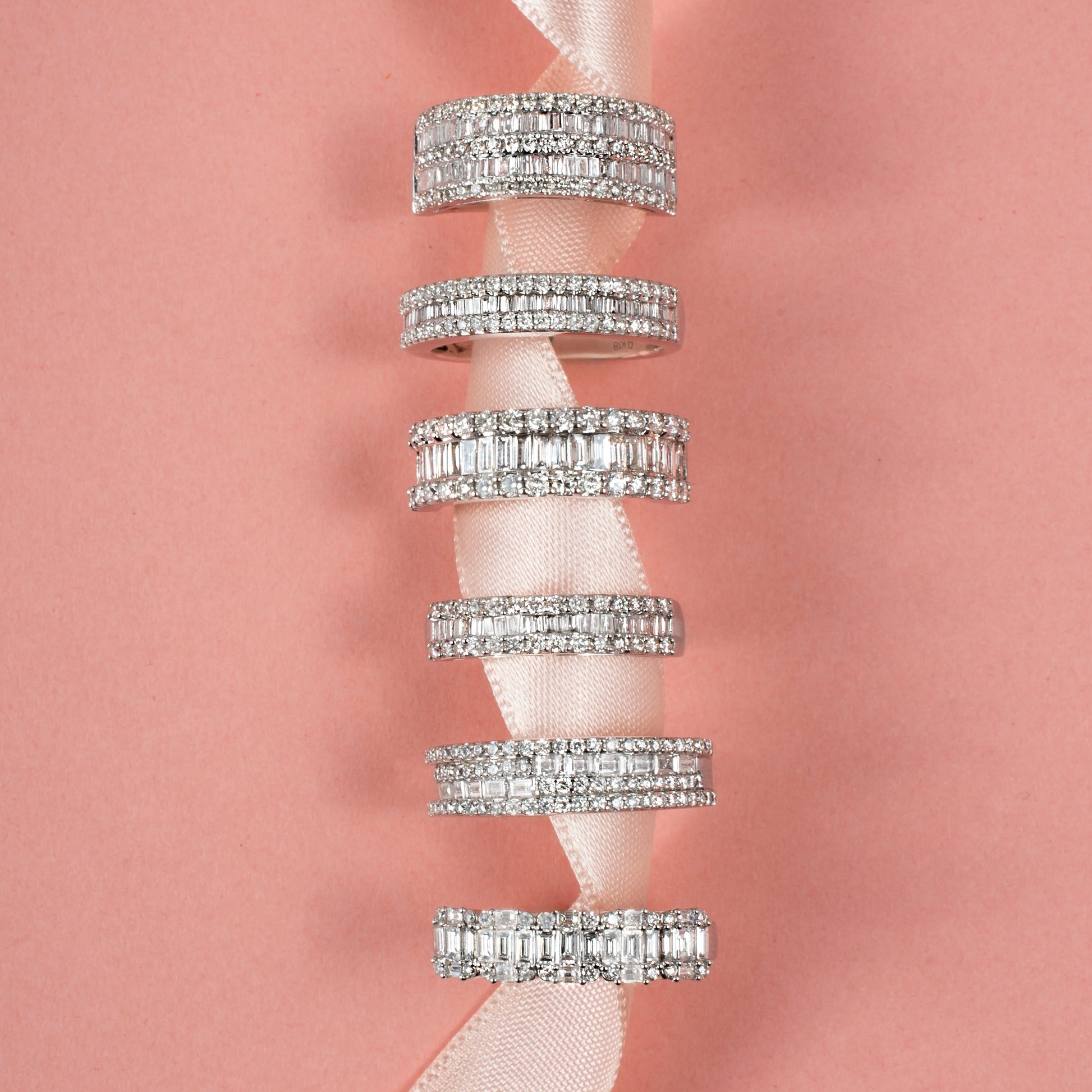 Meia aliança com diamantes