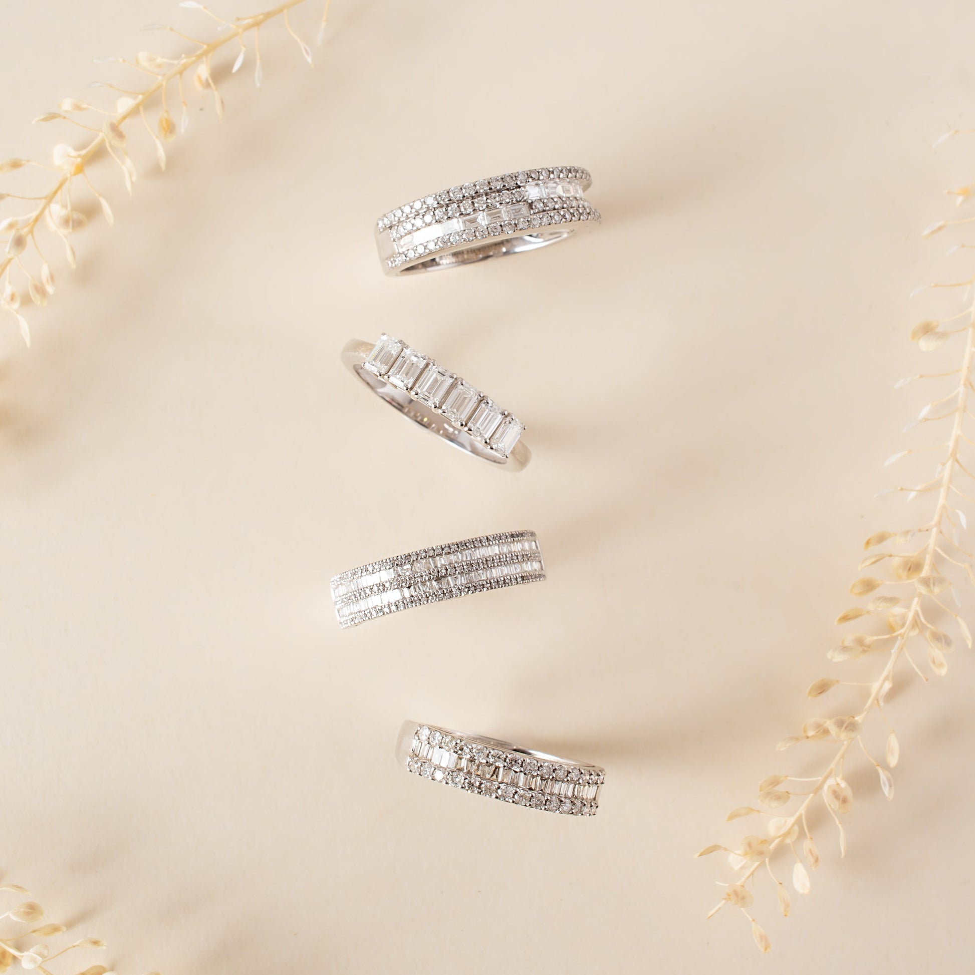 Meia aliança com diamantes