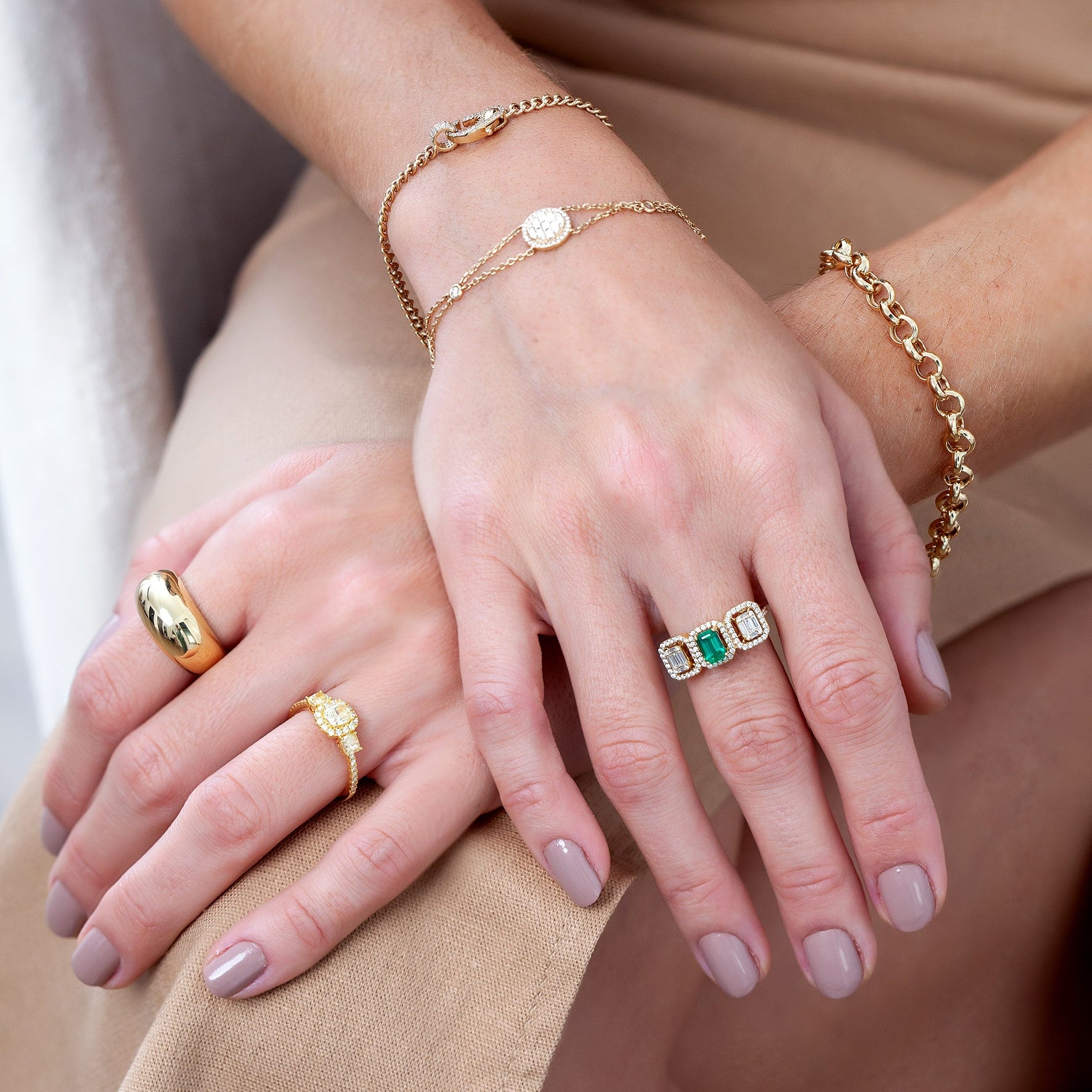 Anel Trio esmeralda e diamantes