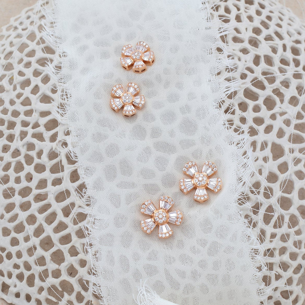 Brinco flor com diamantes