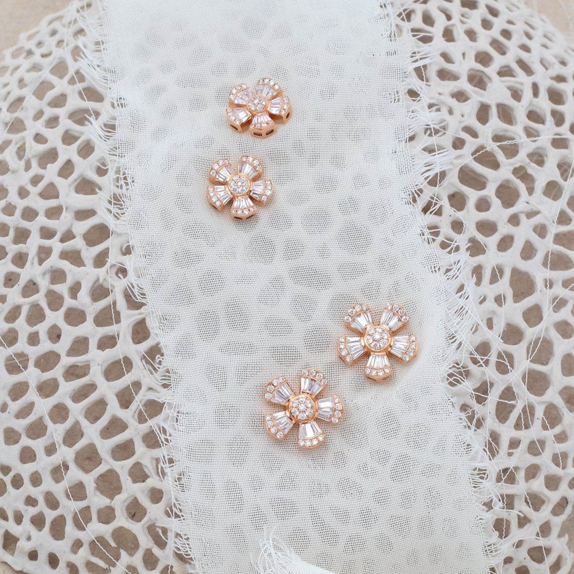 Brinco flor com diamantes