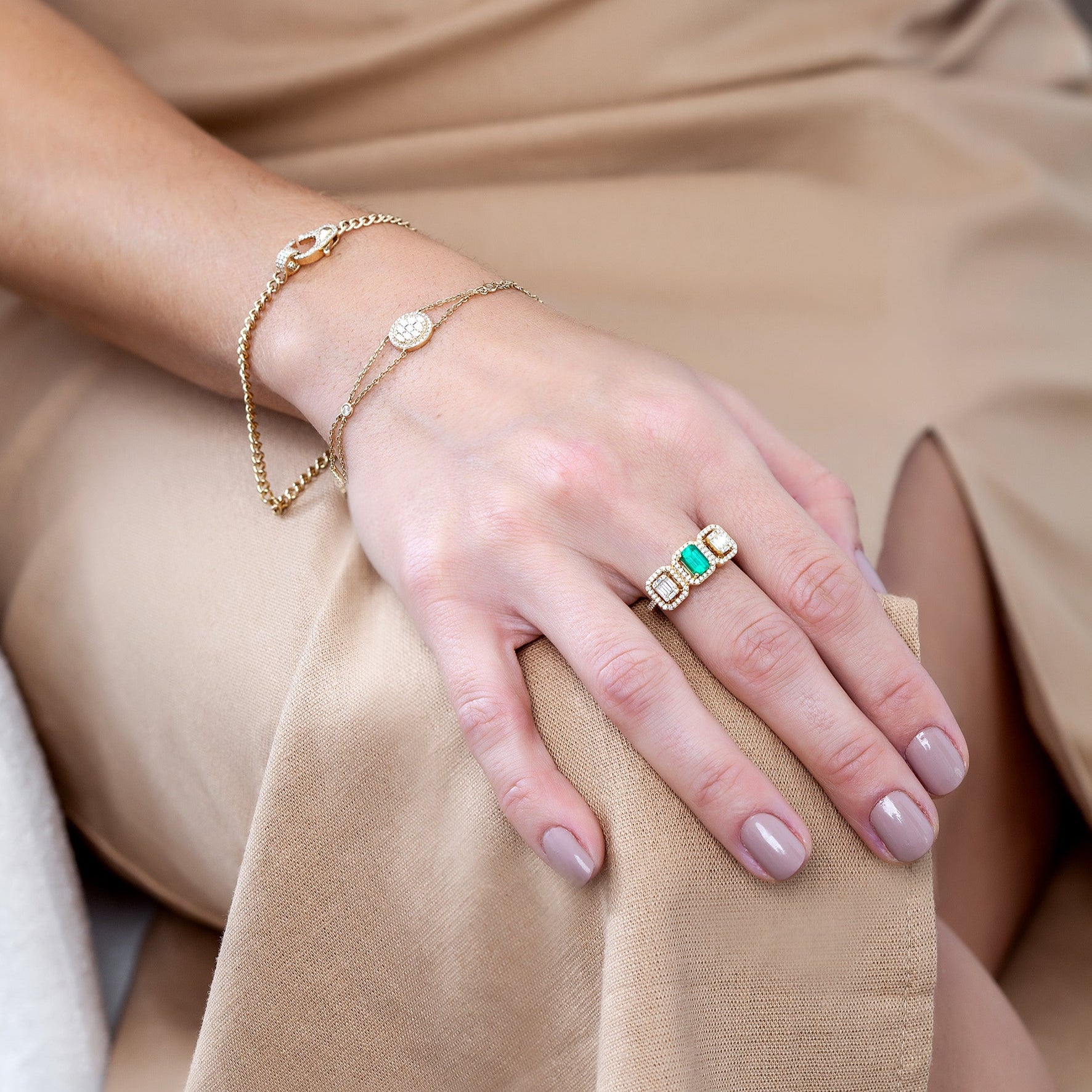 Anel Trio esmeralda e diamantes