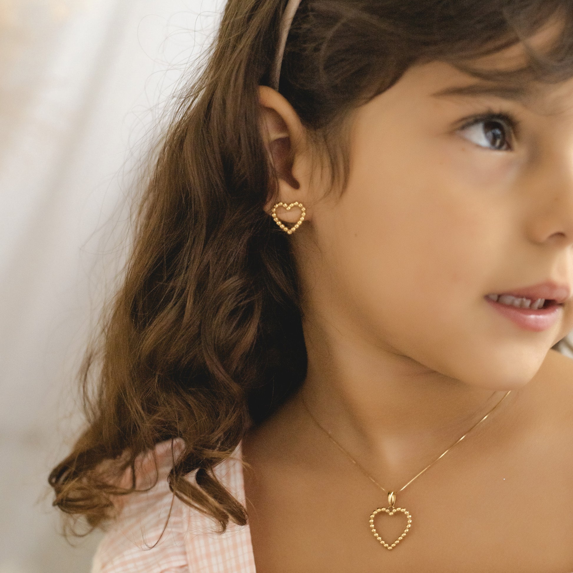 Brinco coração bolinhas