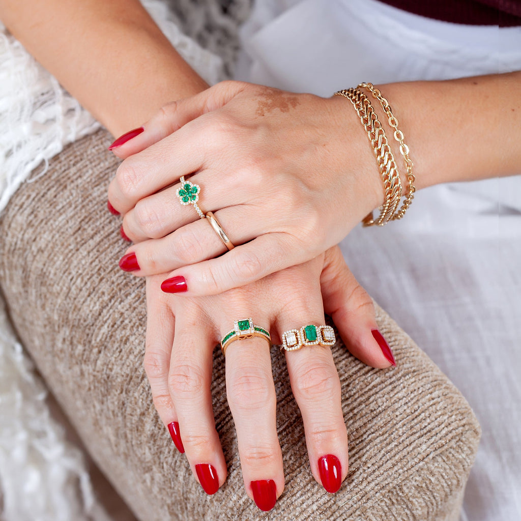 Anel trevo com esmeraldas e diamantes