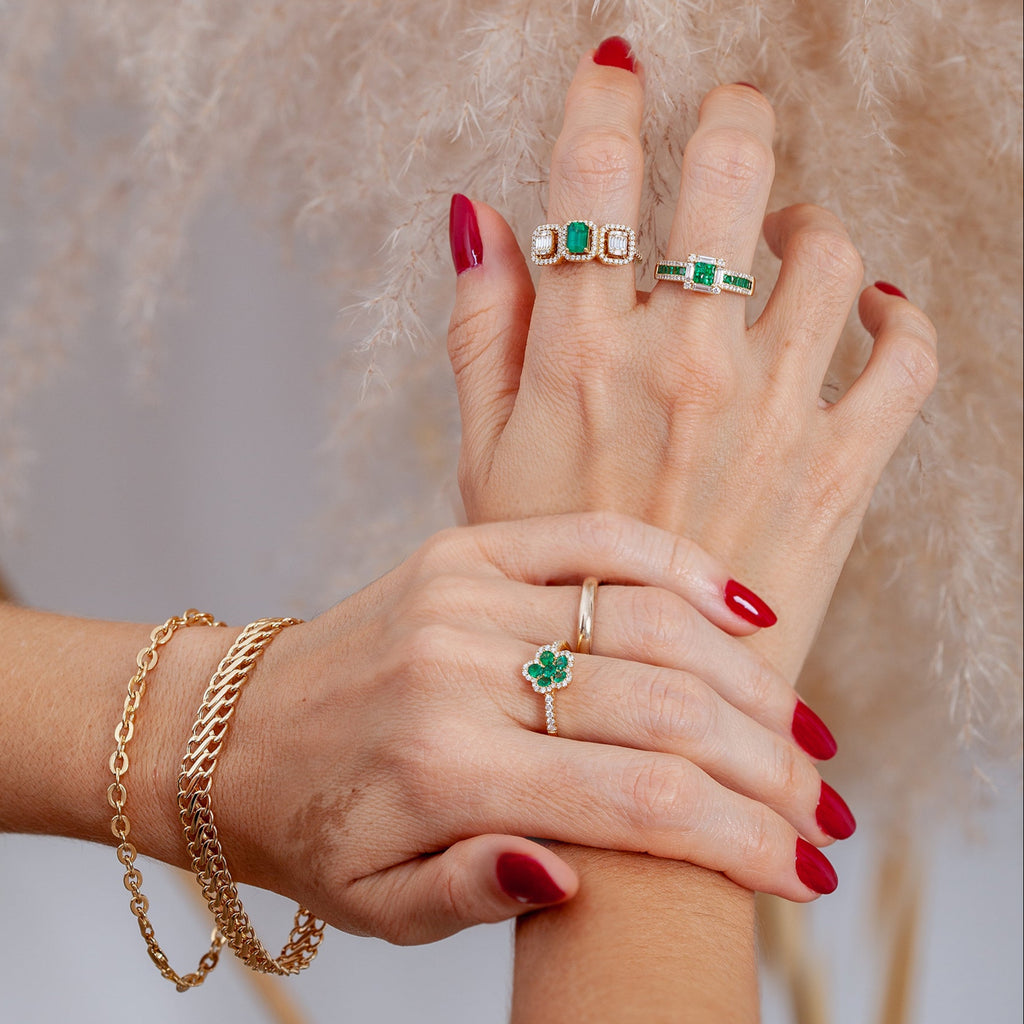 Anel trevo com esmeraldas e diamantes