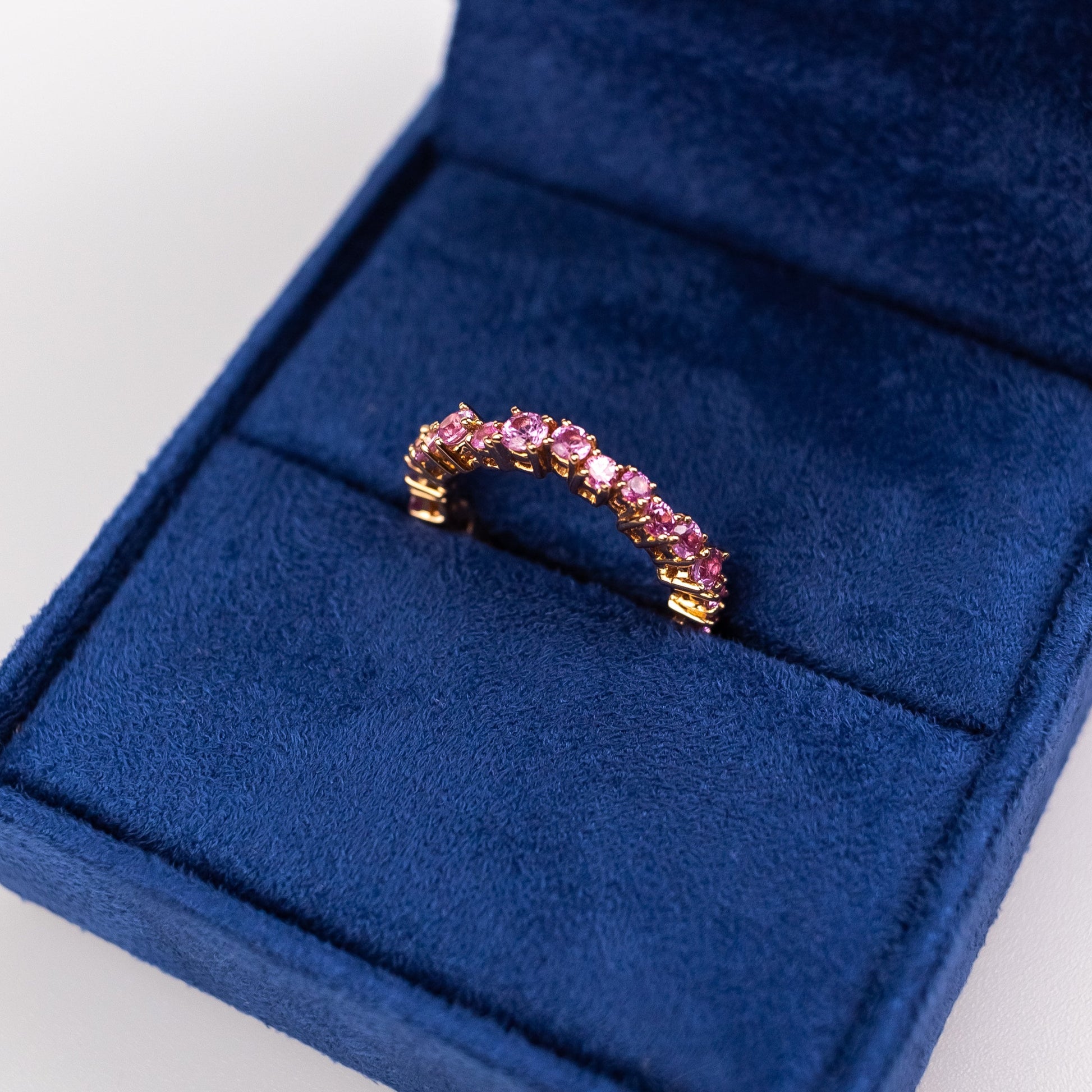 Aliança inteira safiras rosas