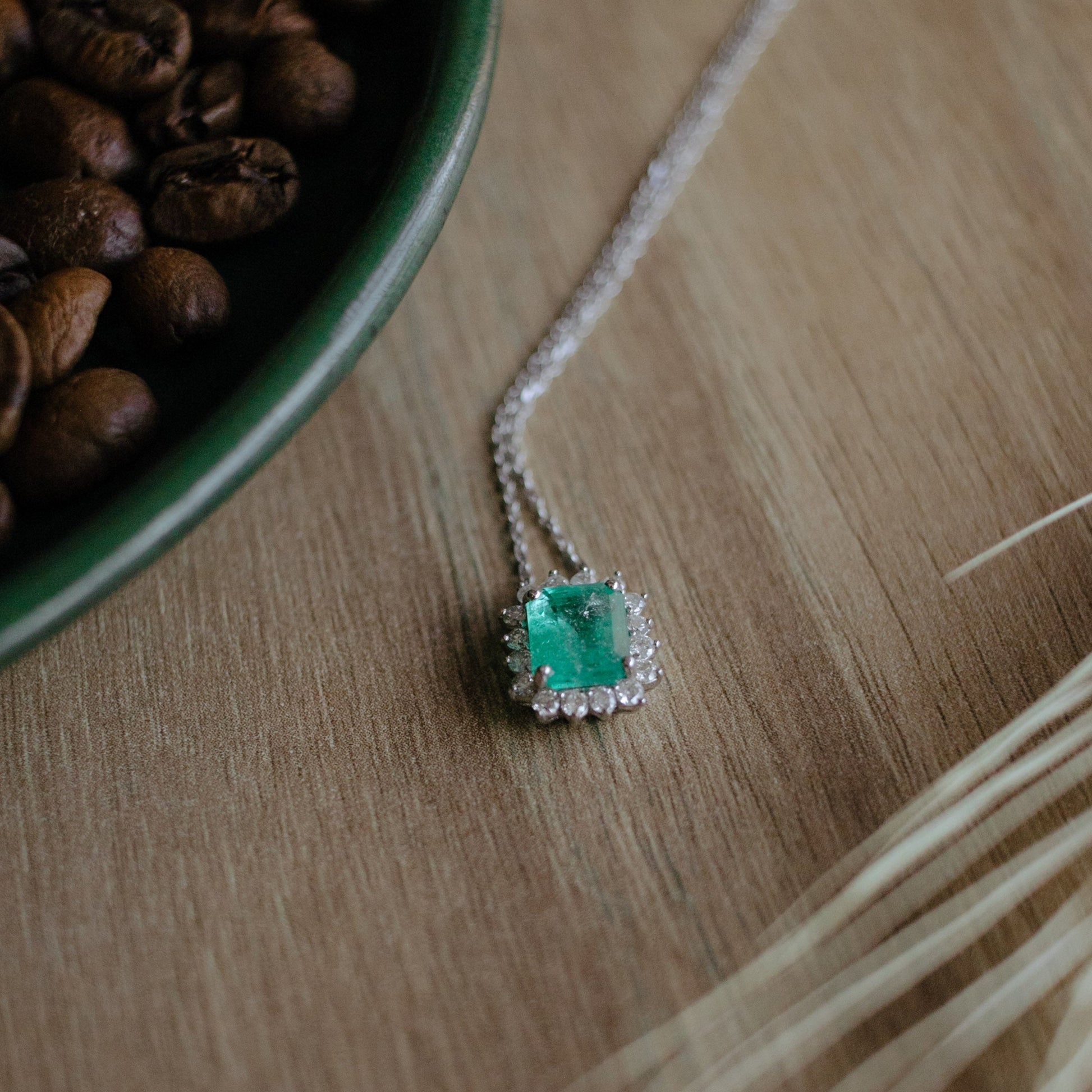 Colar esmeralda e diamantes