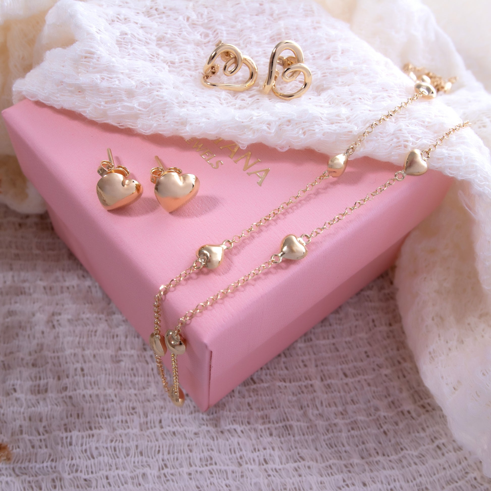 Colar corações espaçados