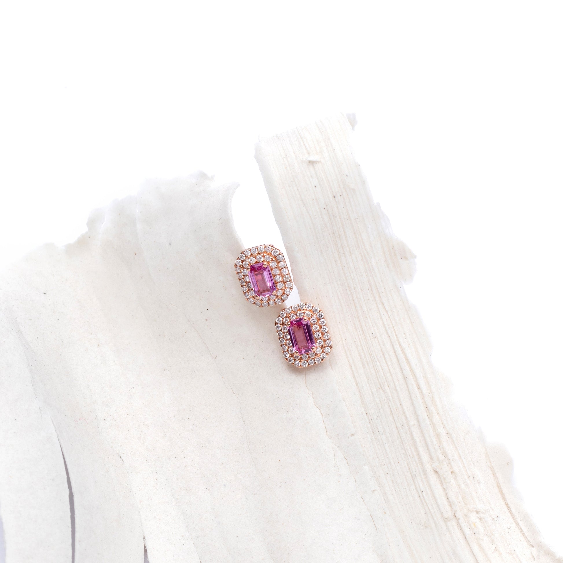 Brinco retangular com diamantes e safiras rosas