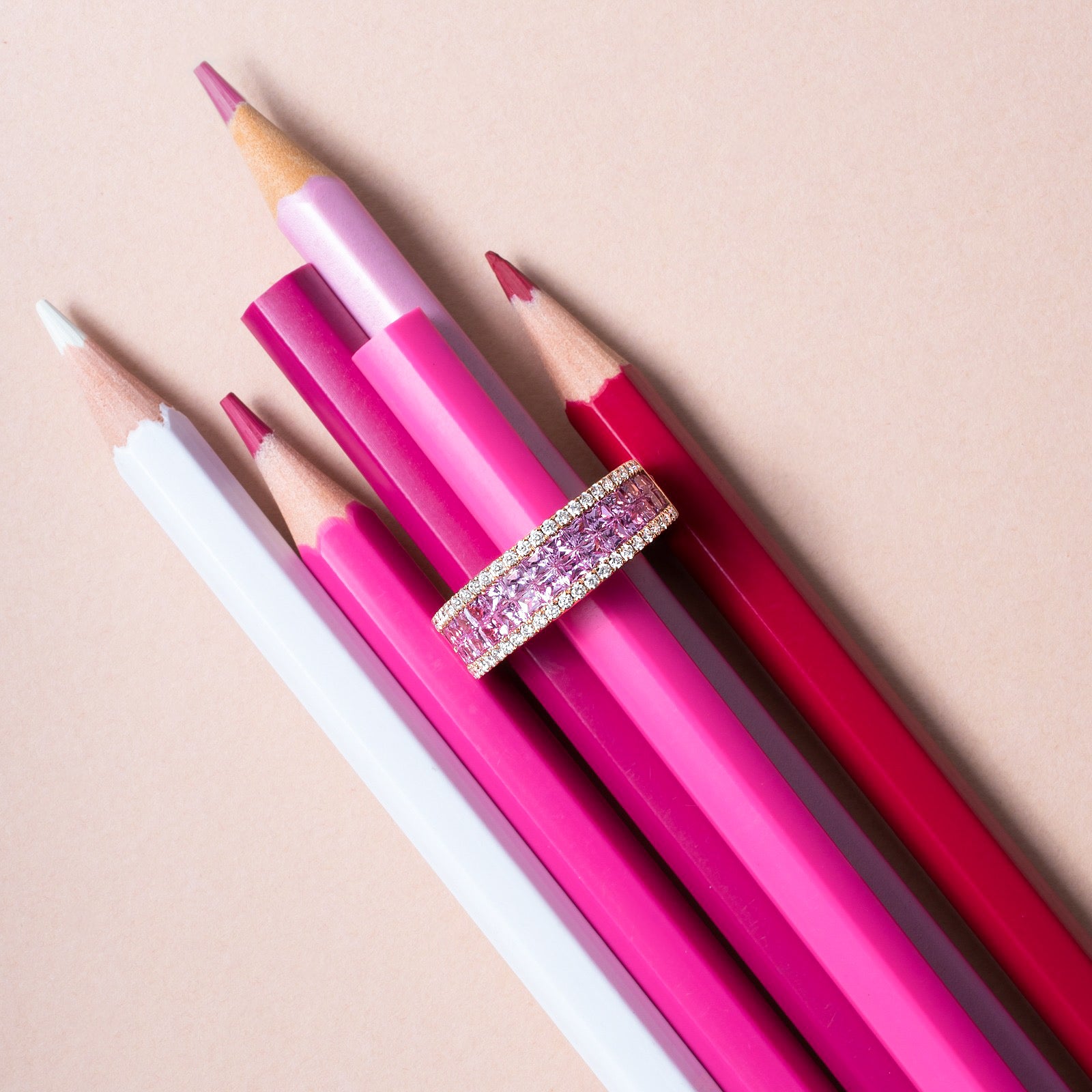 Meia aliança safiras rosas e diamantes