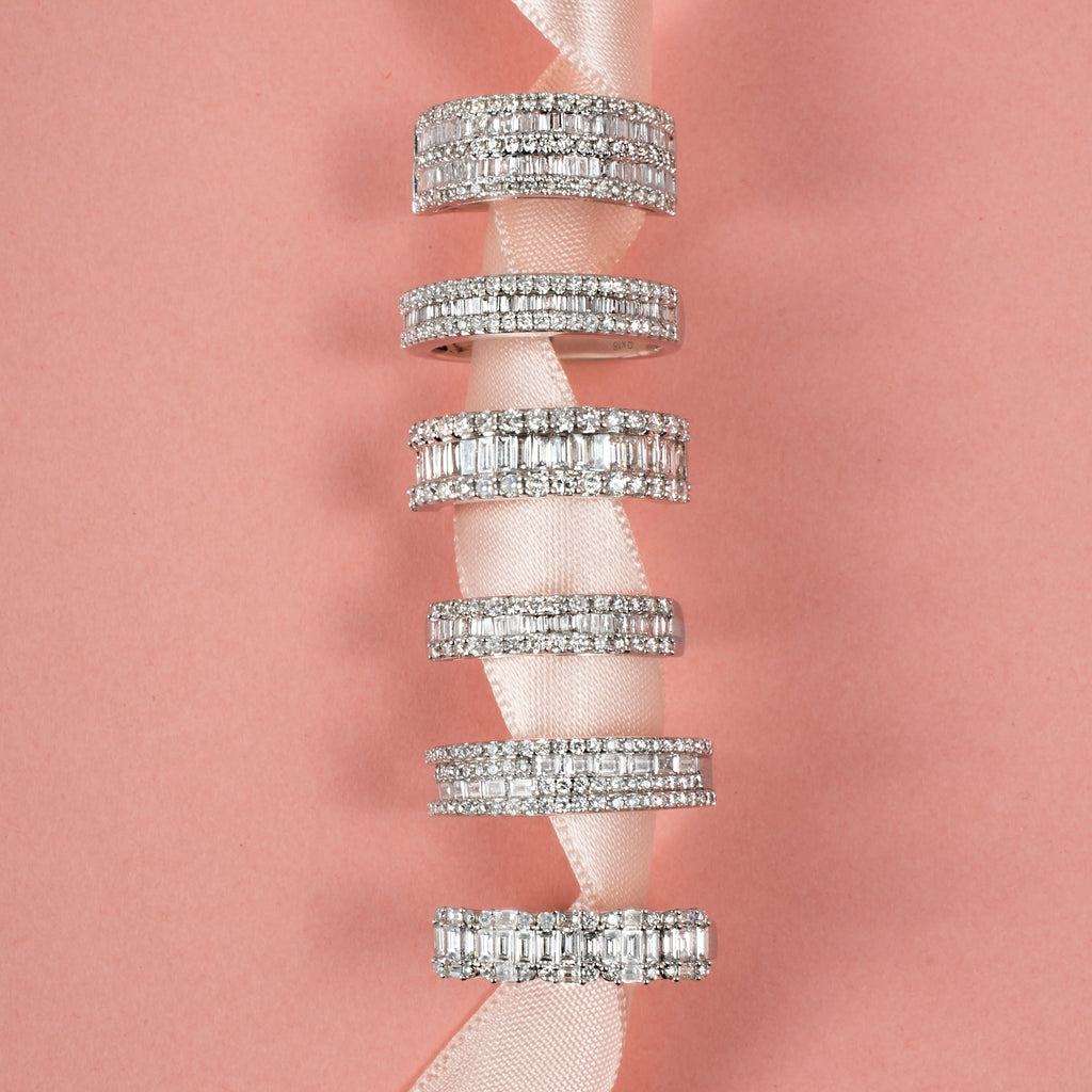 Meia aliança com diamantes