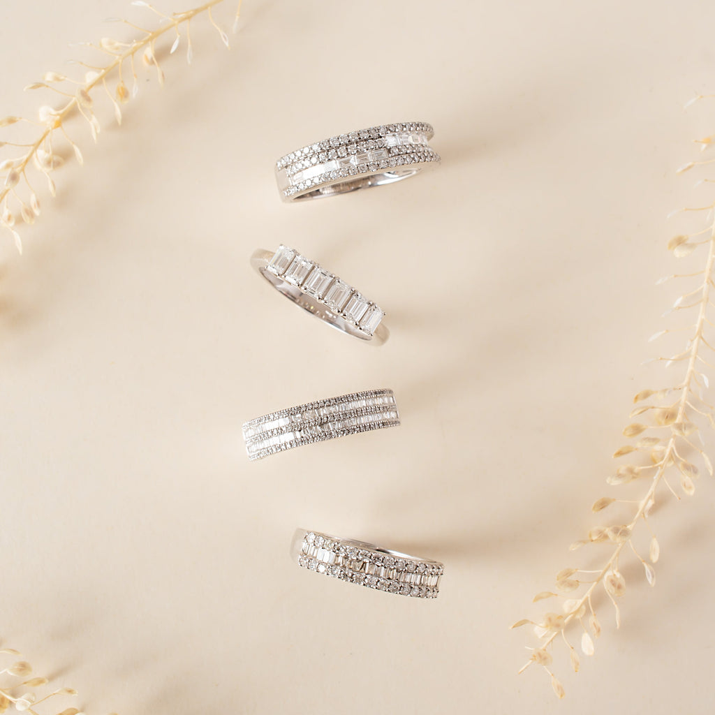 Meia aliança com diamantes