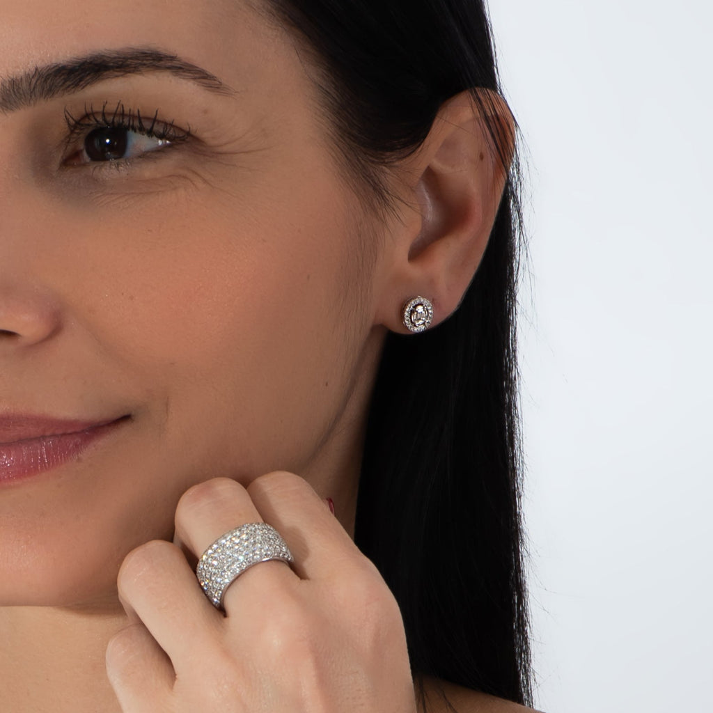 Brinco oval com diamantes