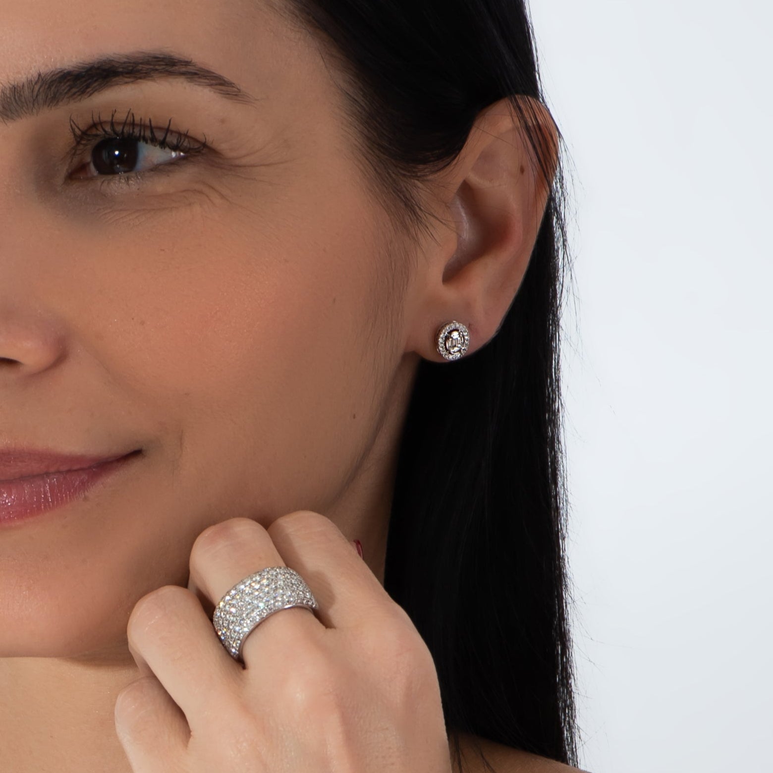 Brinco oval com diamantes