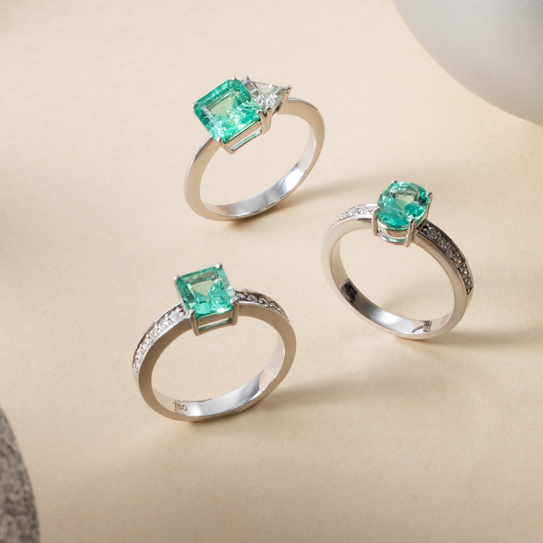 Anel com esmeralda e diamante