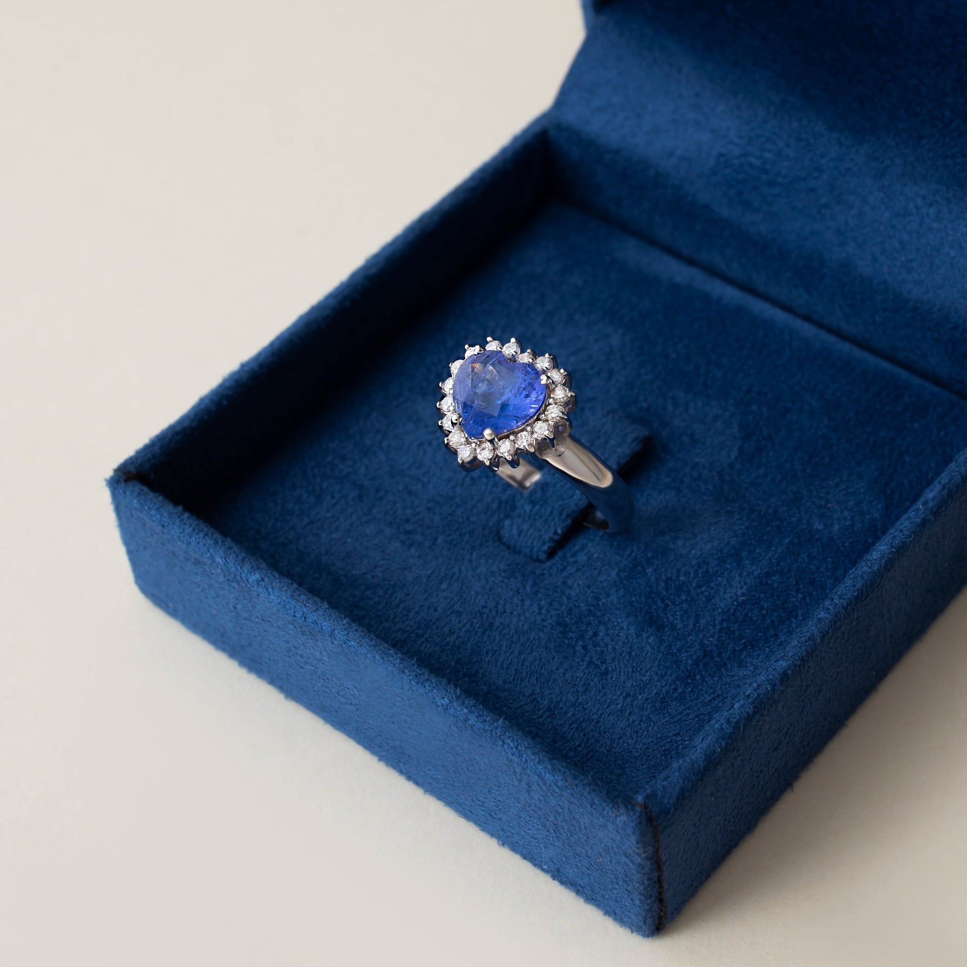 Anel coração tanzanita e diamantes